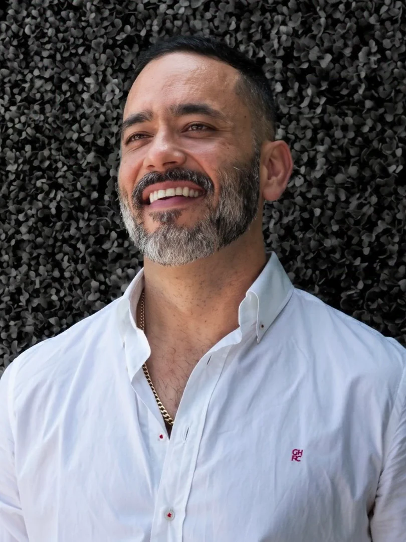Mario Ruiz sonriendo, con camisa blanca