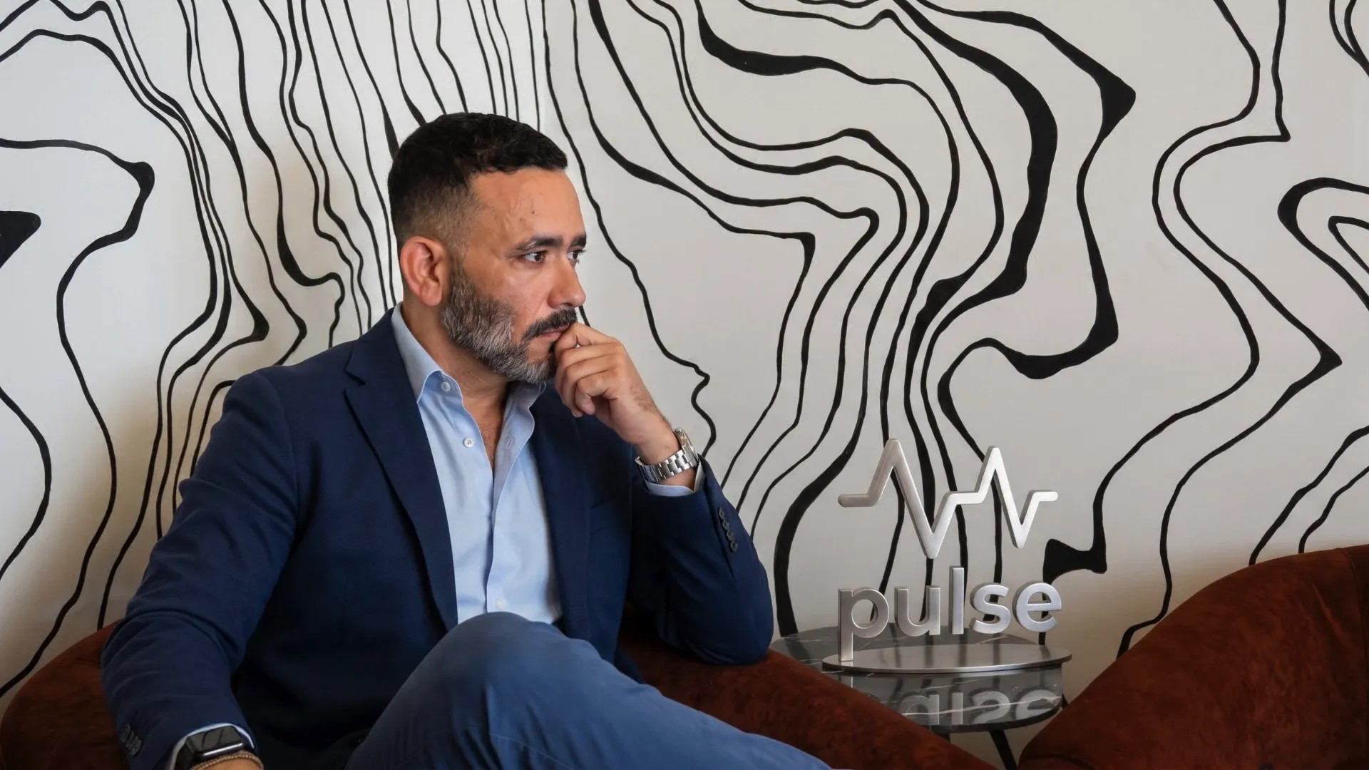 Mario Ruiz, fundador de DEMARU, junto al logotipo de Pulse