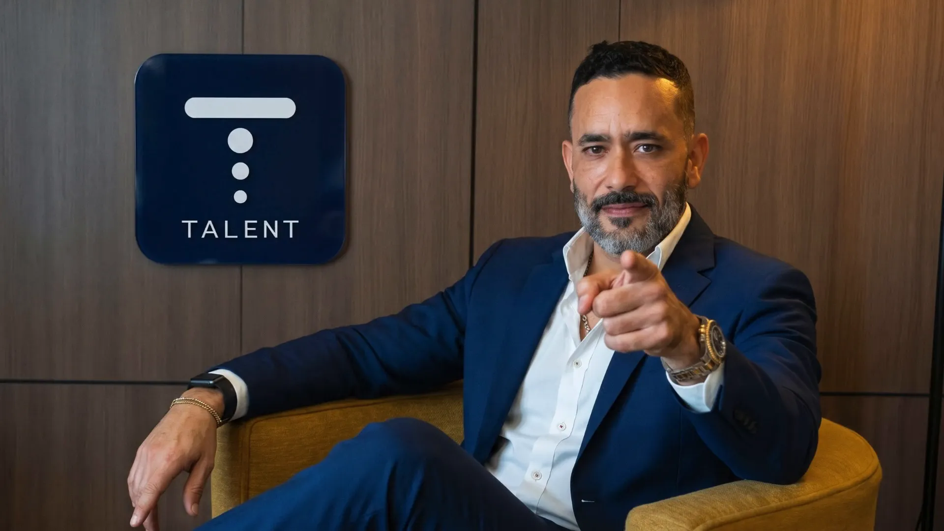 Mario Ruiz, fundador de DEMARU, junto al logotipo de Talent